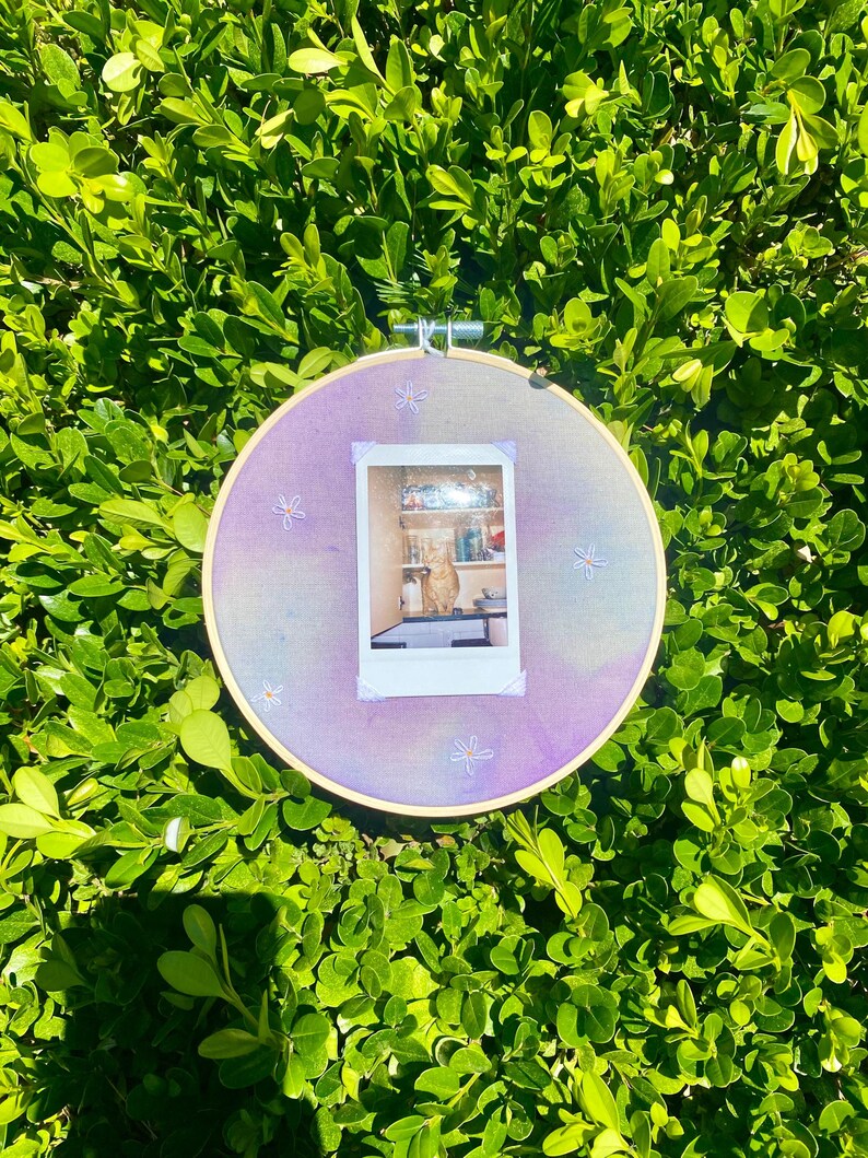install photo frame with blue and purple tie dye watercolor background with white lazy daisy flowers